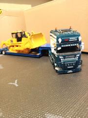 スカニア トラックと青いトレーラー1/50
