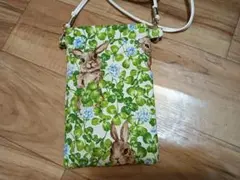ウサギとクローバーのスマホショルダーバッグ