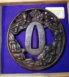 刀剣　部品　鍔（刀のツバ）　鉄製　刀装具 鉄地　丸型松に騎馬武者 時代物　歴史 刀剣 部品 鍔（刀のツバ） 鉄製 刀装具 鉄地 丸型松に騎馬武者