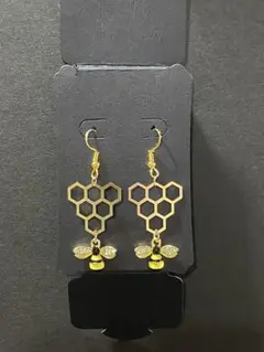 蜂の巣と蜂デザイン　フックピアス　WATWING 八村倫太郎　イメージ