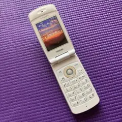 TOSHIBA 折りたたみ式携帯電話 ホワイト