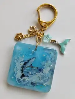 クジラと波のレジンチャーム