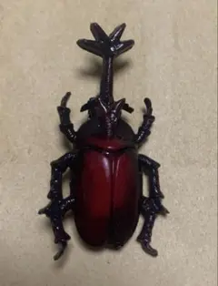 赤色カブトムシブローチ
