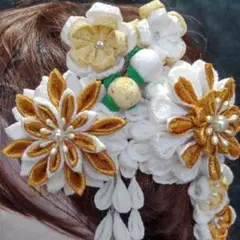 白&金の花の髪飾り＊つまみ細工　髪飾り