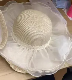 フリル付きクリーム色麦わら帽子