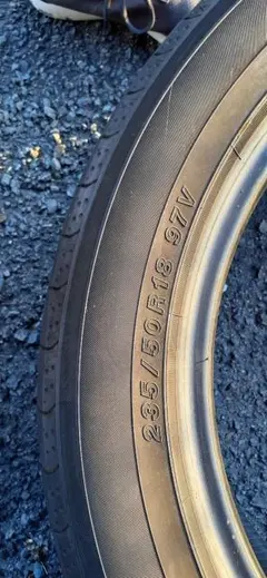 タイヤ235/50R18 97V