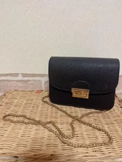 ブラックショルダーバッグ ゴールドチェーン付き