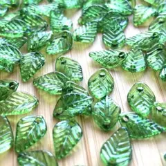 葉っぱ 葉 リーフ 小 緑 ビーズ 50枚 ハンドメイド パーツ