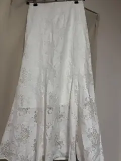 ホワイト 花柄刺繍 ロングスカート