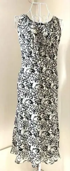 本日セール！ルーニィ　ノースリーブ　リーフ柄 ワンピース