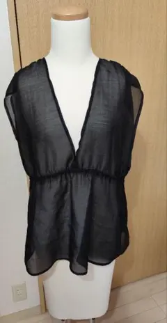透け感のある黒のノースリーブブラウス