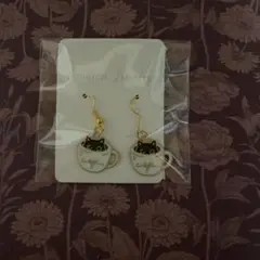 猫カップ型ピアス