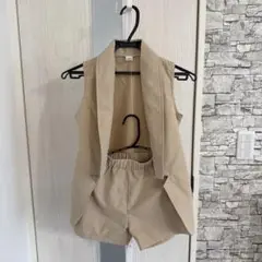 ベージュ ベストとショートパンツセット