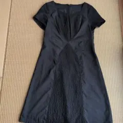 ブラック 半袖 ひざ丈ワンピース