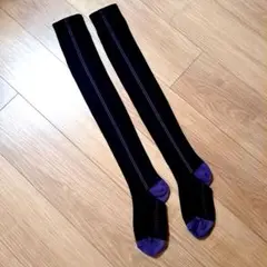 黒と紫のストライプロングソックス通気性抜群！伸縮性あり