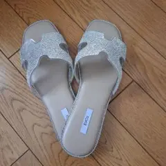 EVOY ビジュー付きシルバーサンダル