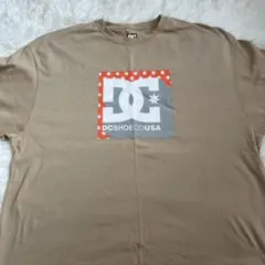 DC ベージュ ロゴ Tシャツ