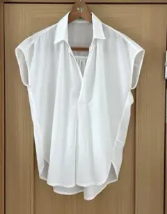ホワイト ノースリーブ シャツ【美品✨️】
