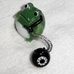 カエル　電話をしているカエル　ガラス細工