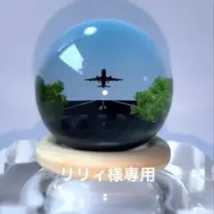 青空に離陸する飛行機のオブジェ