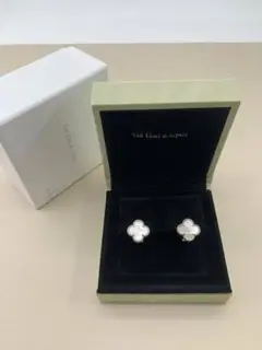 Van Cleef & Arpels クローバー型ピアス
