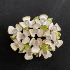 オーストリア製ブローチ　白色の花　エナメルペイント　ヴィンテージ