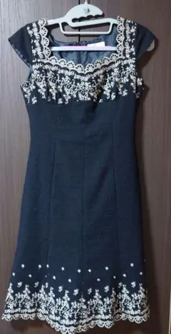 [超美品]刺繍ワンピース　黒ラメ地