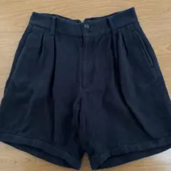 Name.黒のタック入りハーフパンツ