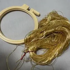 金色の金属糸と刺繍枠セット