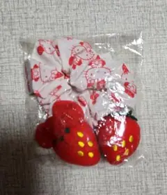 【新品】HELLO KITTY　ハローキティ　シュシュ　ヘアゴム　いちご苺イチゴ