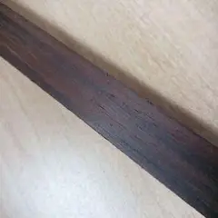 ダークブラウンのストレート木材