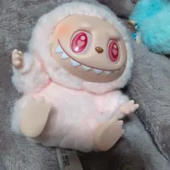 ラブブのキャラクターぬいぐるみ