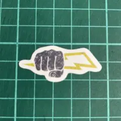 拳と稲妻のステッカー