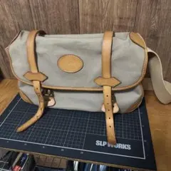 グーワタナベ　ショルダーバッグ　マチ有り