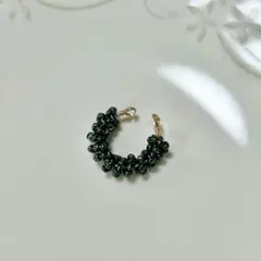 つやブラックのつぶつぶビーズイヤーカフ