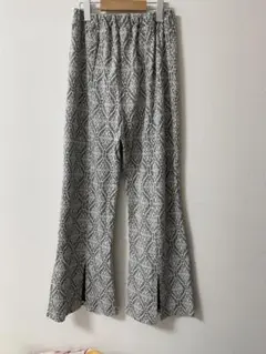 フレアパンツ
