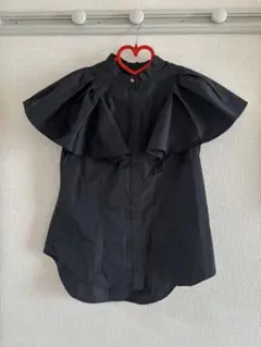 INella フリル付き黒半袖シャツ