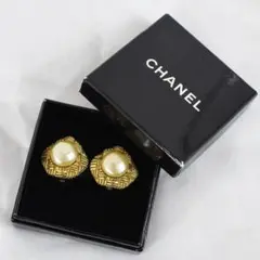 シャネル レディース パール イヤリング アクセサリー ホワイト ゴールド CC