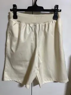 ホワイト　短パン　シワになりにくい　ツヤ　ショートパンツ　ウエストゴム