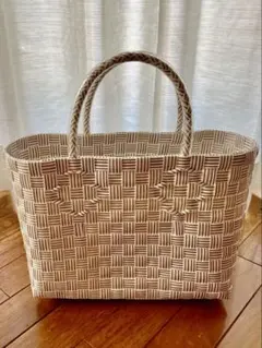 編み込みデザインのカゴバッグ