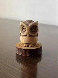 木製フクロウ彫刻 台座付き