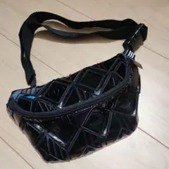 adidas ジオメトリック ブラック ボディバッグ