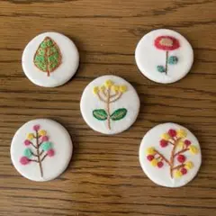 北欧風　缶バッチ　5個セット　ハンドメイド　ブローチ　刺繍　草花