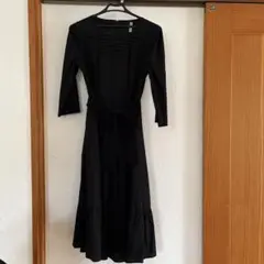 黒いストライプデザインのロングワンピース