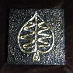 黒の生地に金色の葉の絵の様な物