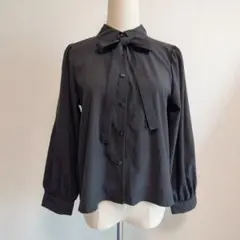 【関ファ LIRISY】ボウタイ リボン付き ストレッチ ブラウス (M) 黒