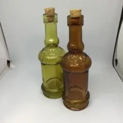 黄色と茶色のガラスボトル2本セット