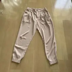 UNIQLO ベージュ テーパードパンツ Sサイズ