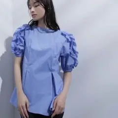【完売品】美品✳︎フリルショルダー　ペプラムブラウス　パフスリーブ　大人気ブルー