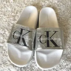 新品同様美品★CalvinKleinカルバンクラインシルバー軽量サンダル2223